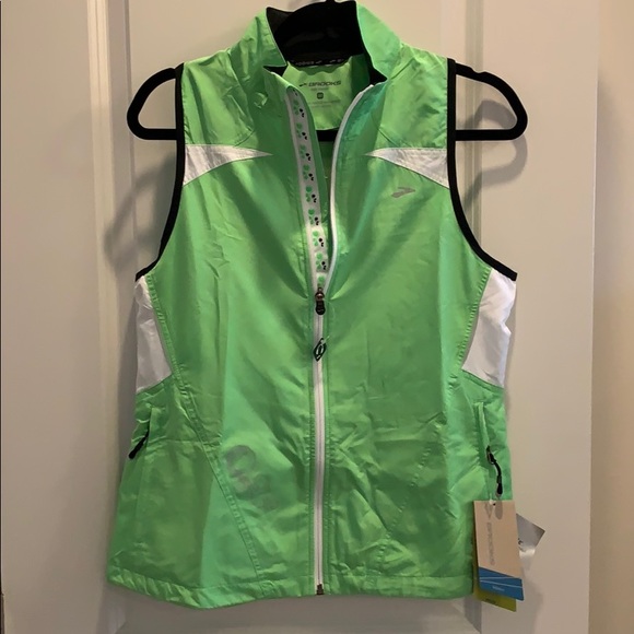 brooks essential running vest